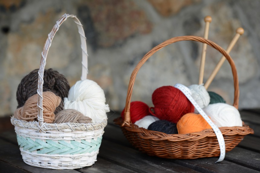 かごに入った毛糸の玉の写真
